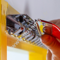 cornière inox de 24 crochets avec plaque contreplaque