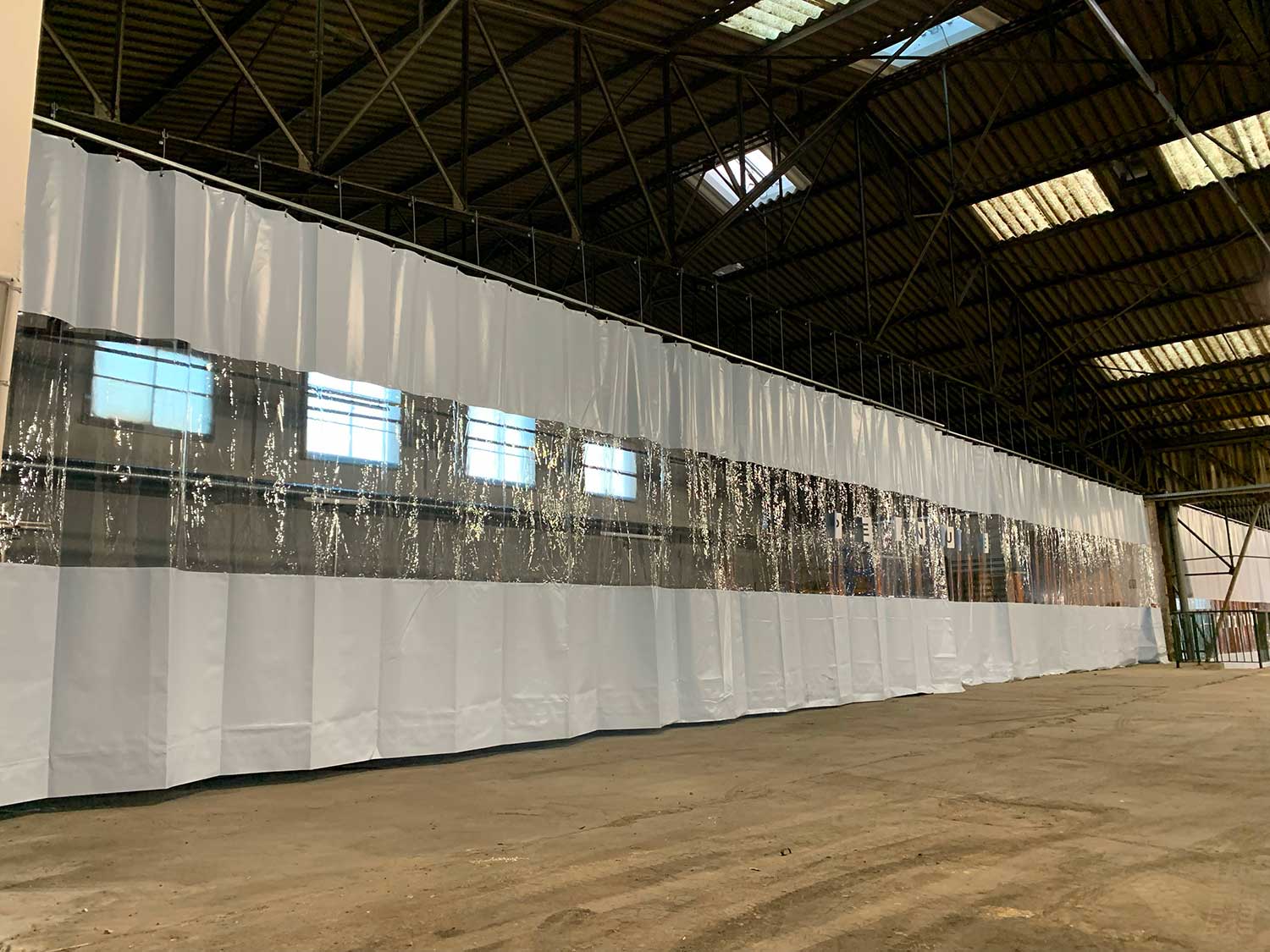 Grande cloison PVC pour séparation de hangar