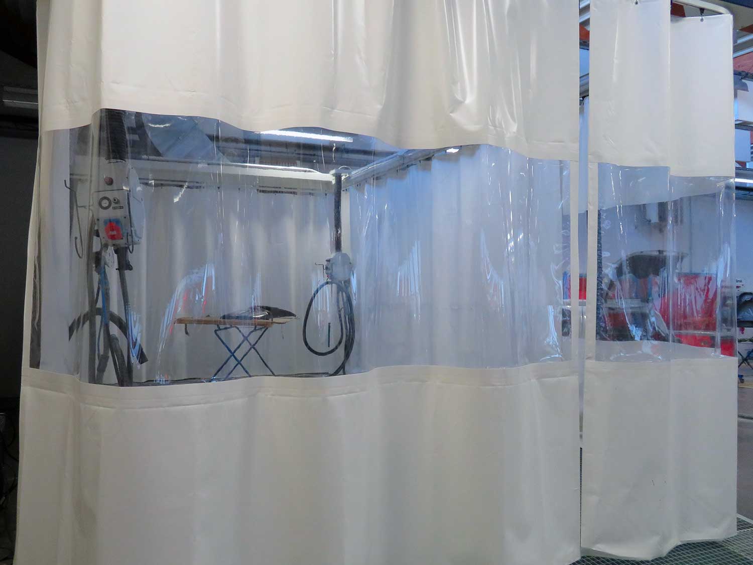 Séparation transparente d'un atelier de peinture